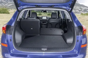 Amplio maletero del Hyundai Tucson con asientos abatibles que aumentan su versatilidad.