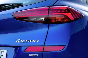 Vista cercana de los faros traseros del Hyundai Tucson, diseño moderno y llamativo.