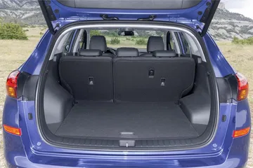 Vista trasera del Hyundai Tucson con maletero abierto mostrando amplio espacio de carga