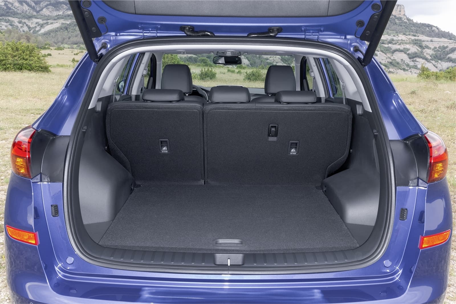 Vista trasera del Hyundai Tucson con maletero abierto mostrando amplio espacio de carga