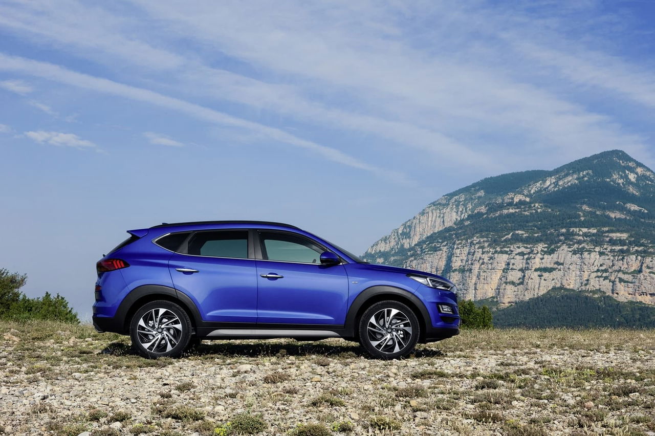 Vista lateral del Hyundai Tucson destacando su línea dinámica y diseño moderno.