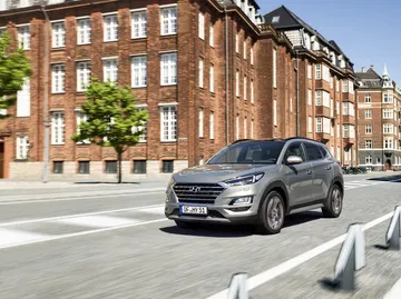 Vista en perspectiva del Hyundai Tucson circulando por entorno urbano