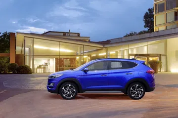 Vista lateral del Hyundai Tucson destacando su línea dinámica.