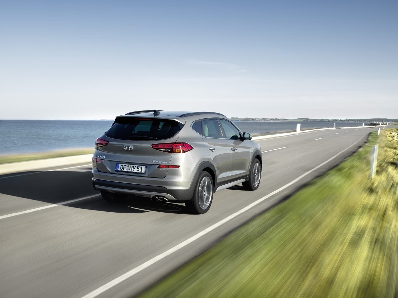 Vista dinámica del Hyundai Tucson mostrando su diseño trasero y lateral.
