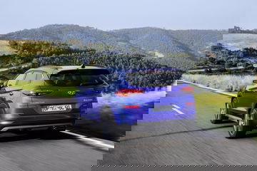 Vista dinámica del Hyundai Tucson mostrando su diseño trasero y lateral.