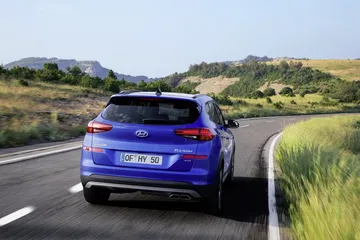 Vista trasera y lateral del Hyundai Tucson mostrando su diseño definido