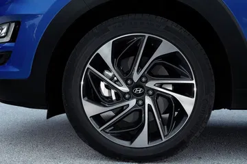 Vista de la llanta de aleación del Hyundai Tucson, diseño intrincado y moderno.