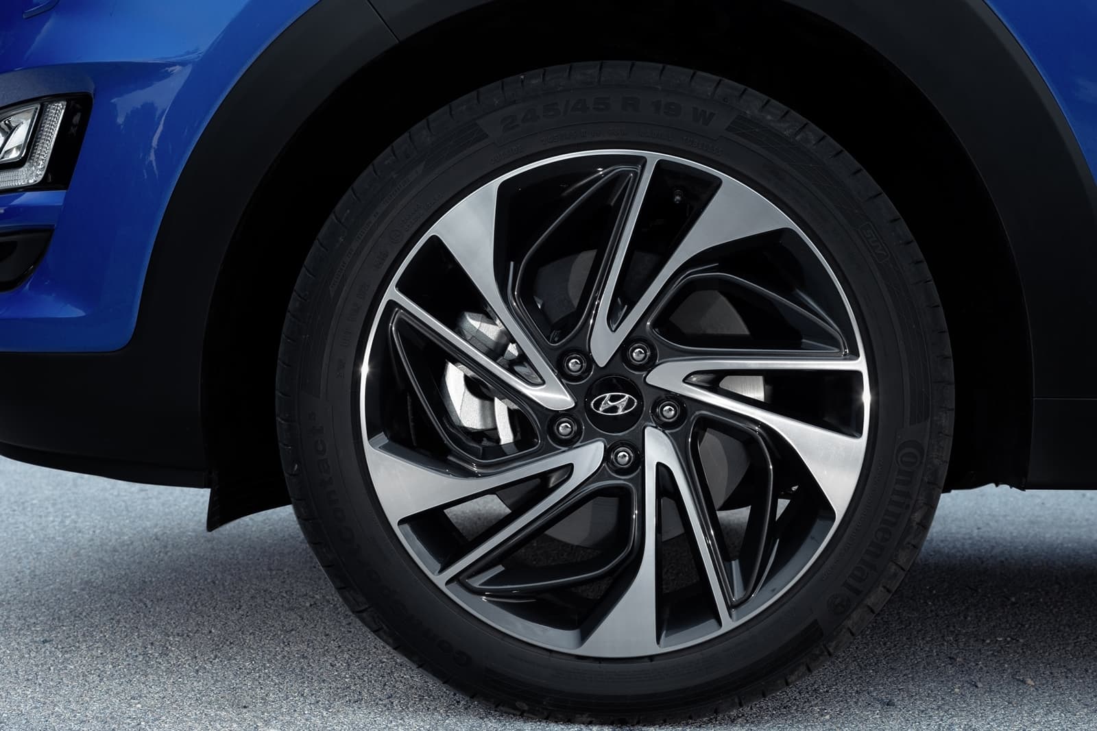 Vista de la llanta de aleación del Hyundai Tucson, diseño intrincado y moderno.