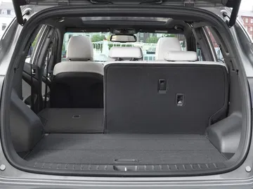 Vista del maletero del Hyundai Tucson con asientos abatidos parcialmente