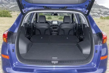 Espacioso maletero del Hyundai Tucson con los asientos traseros abatidos.