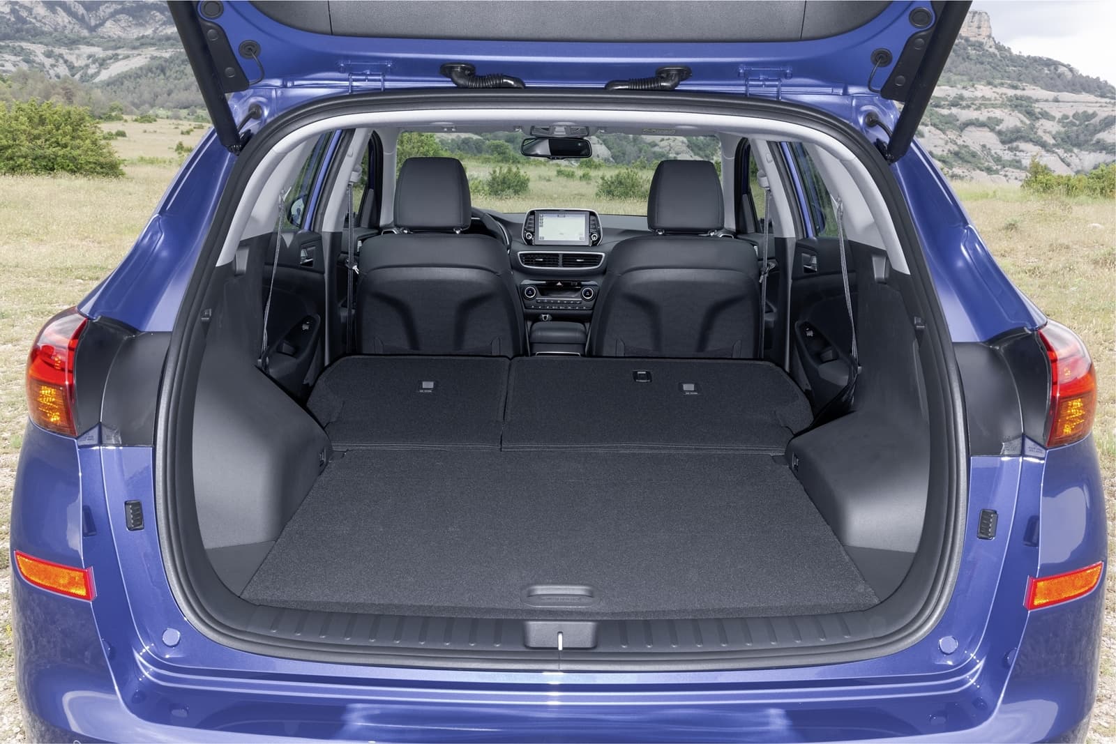 Espacioso maletero del Hyundai Tucson con los asientos traseros abatidos.