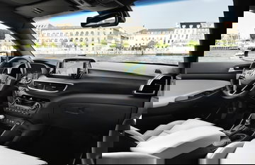 Amplia vista lateral del interior que muestra la elegancia del Hyundai Tucson.