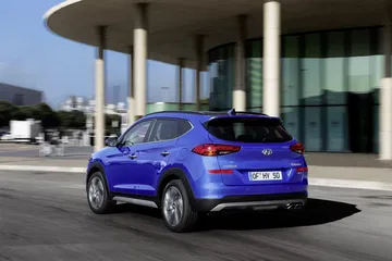 Vista dinámica trasera lateral del Hyundai Tucson en movimiento.