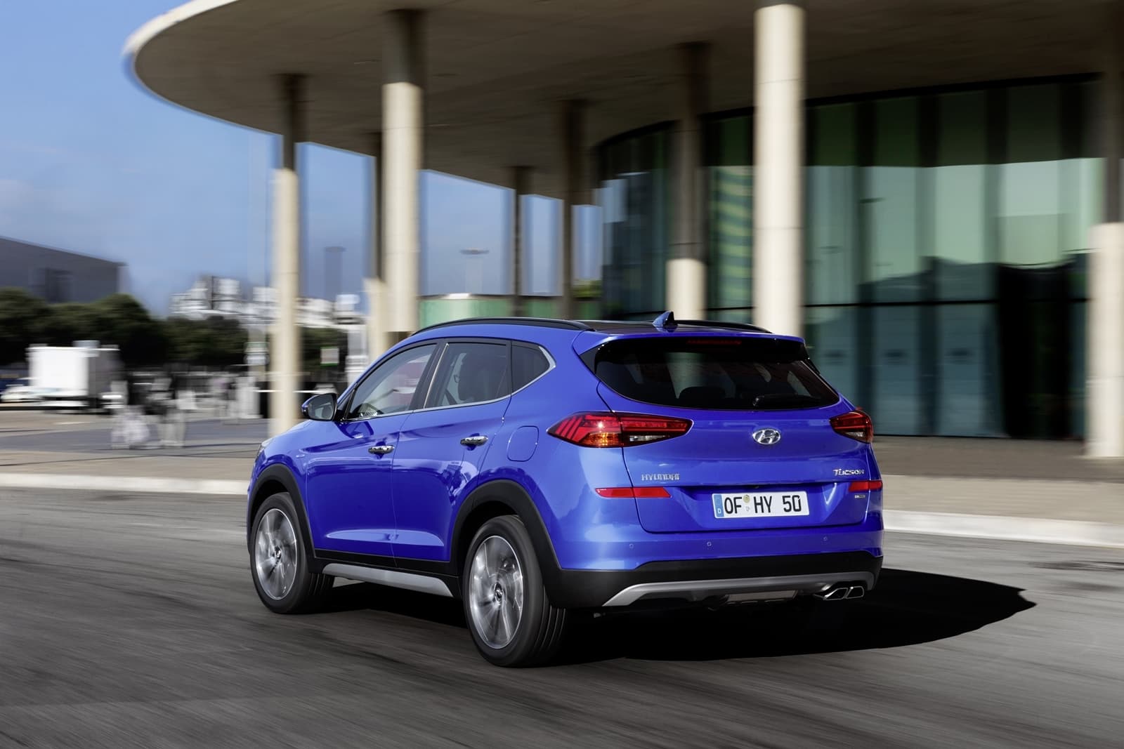 Vista dinámica trasera lateral del Hyundai Tucson en movimiento.