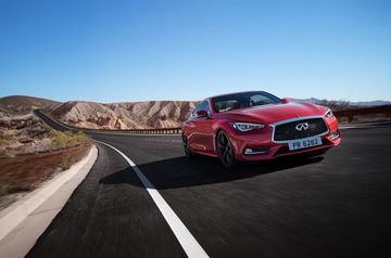 Vista dinámica del Infiniti Q60 en una carretera serpenteante.