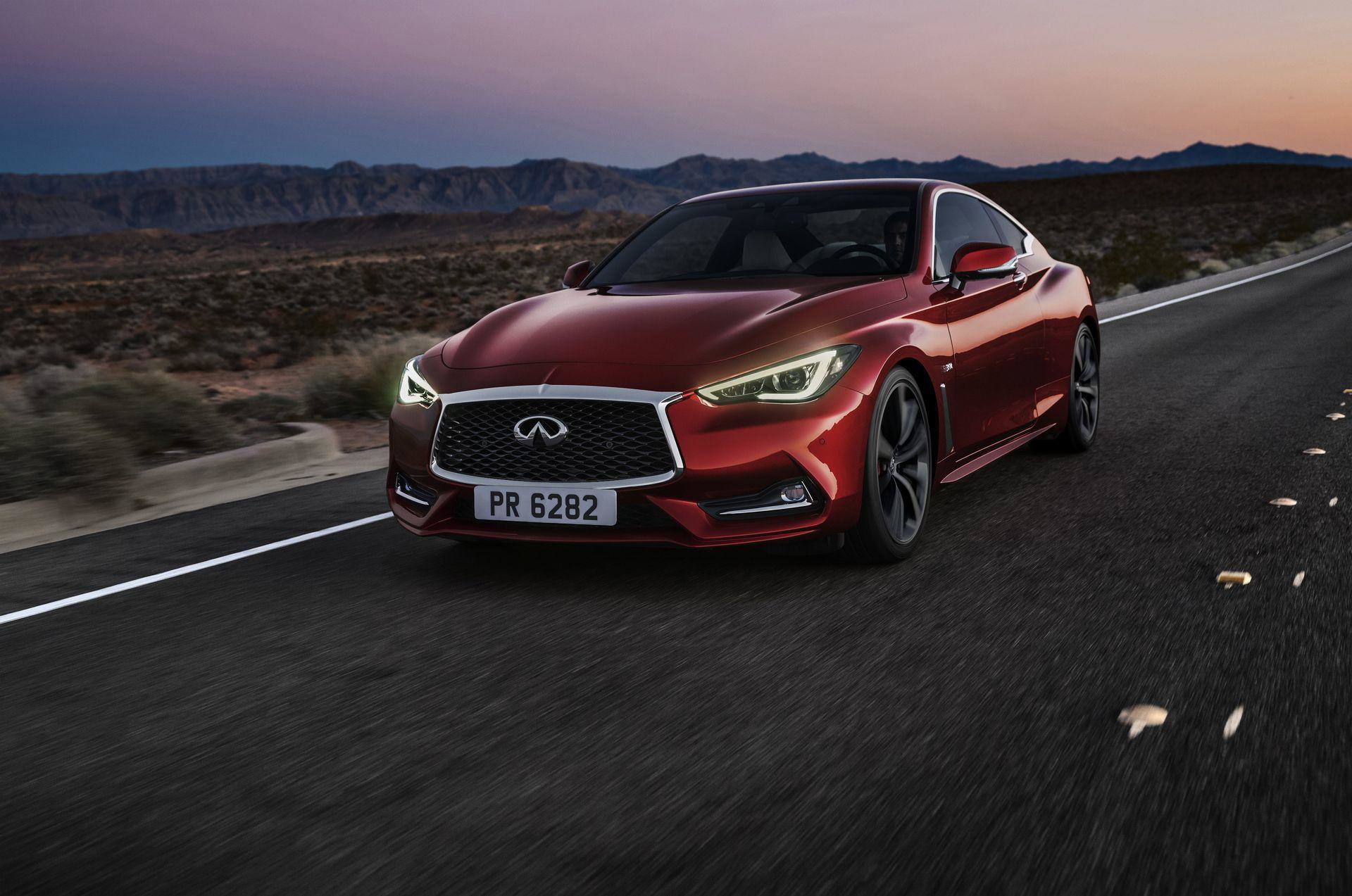 El Infiniti Q60 rojo muestra su elegancia y deportividad en una carretera al atardecer.