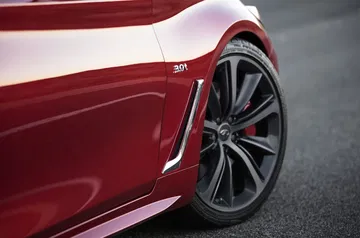 Primer plano de la rueda y diseño lateral del Infiniti Q60.