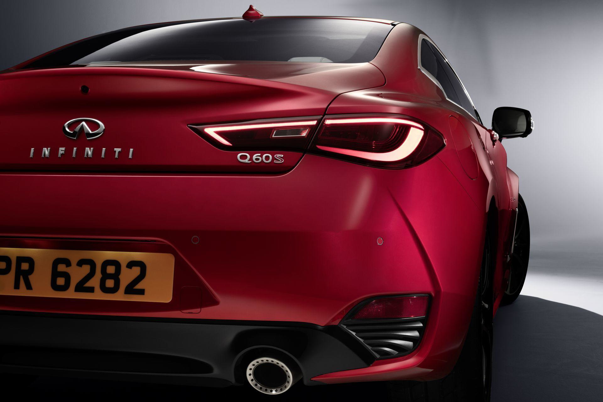 Vista trasera y lateral del Infiniti Q60 enfatizando su diseño deportivo.
