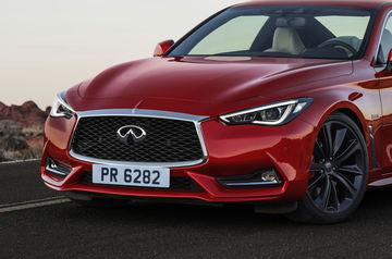 Vista frontal del Infiniti Q60 destacando su parrilla distintiva y faros LED.