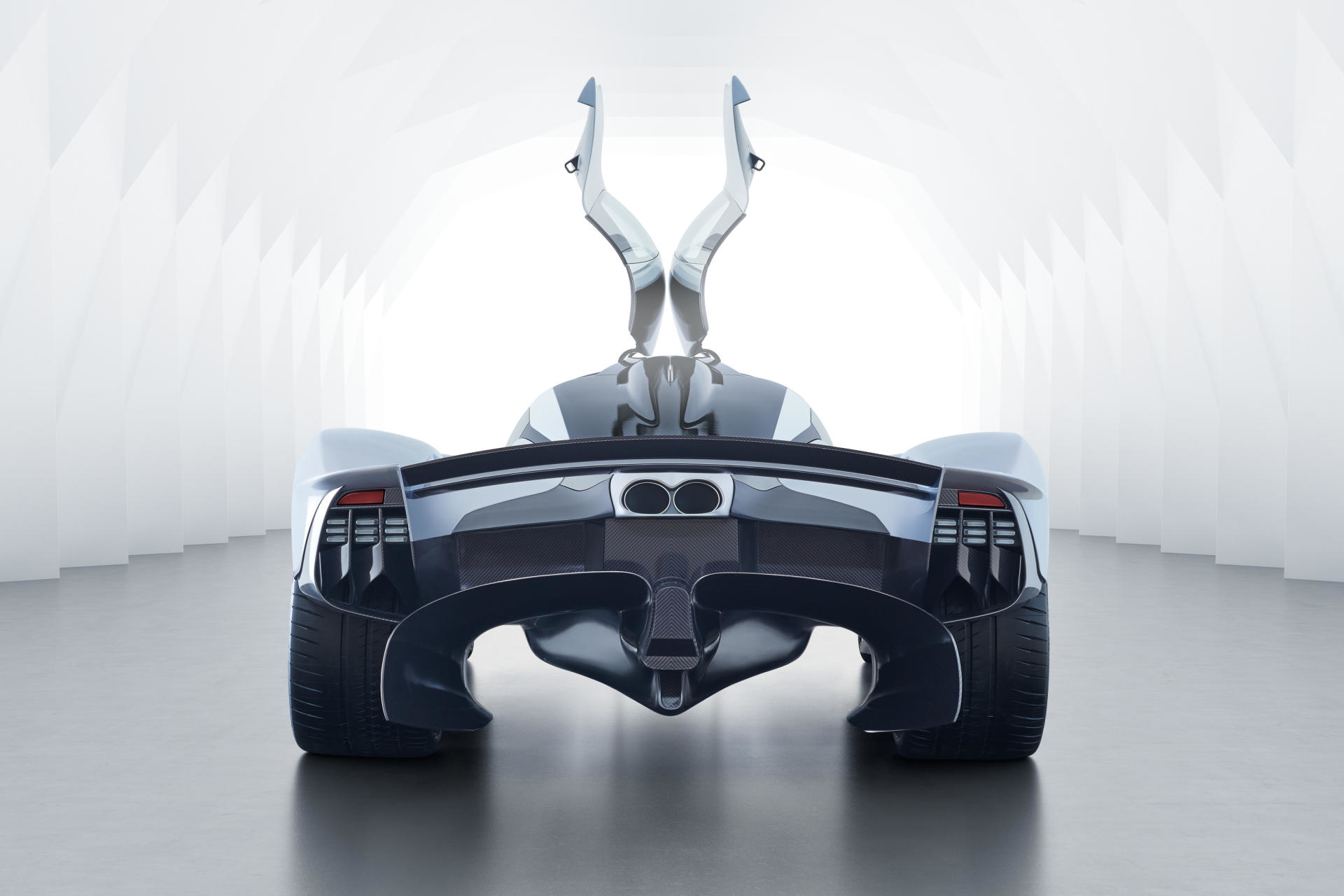 Vista trasera del Aston Martin Valkyrie destacando su diseño aerodinámico.