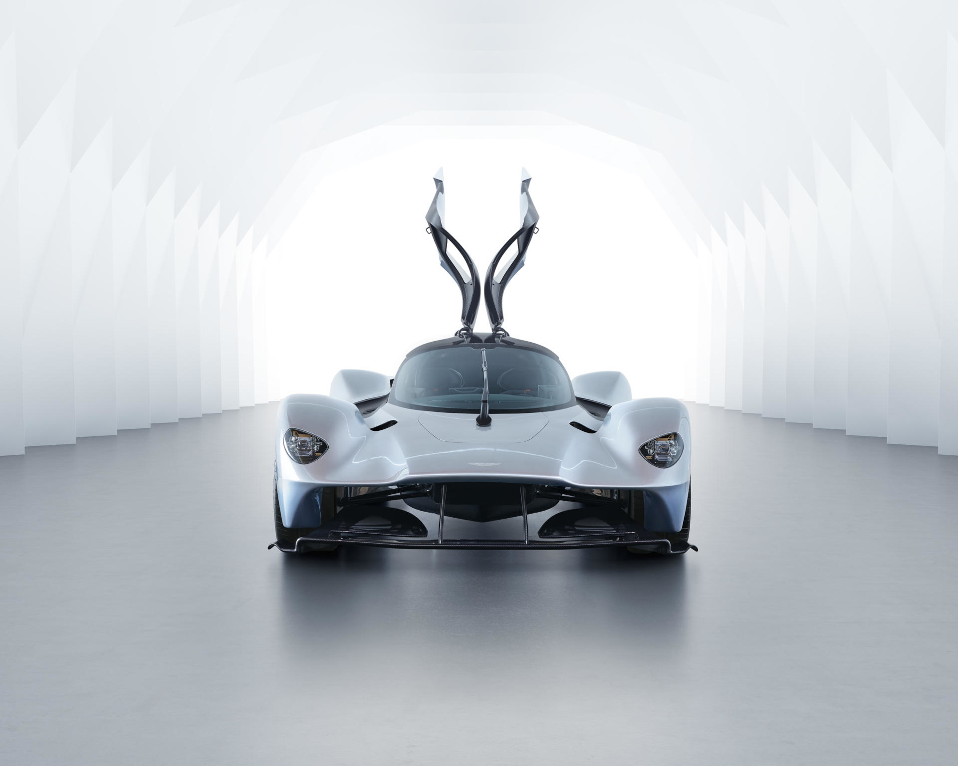 Vista frontal del Aston Martin Valkyrie destacando su aerodinámica.