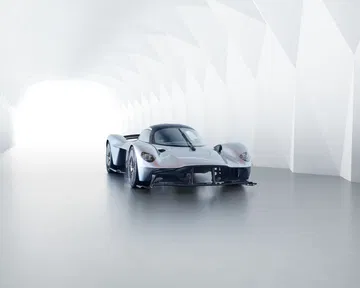 Vista delantera y lateral del impresionante Aston Martin Valkyrie en estudio.