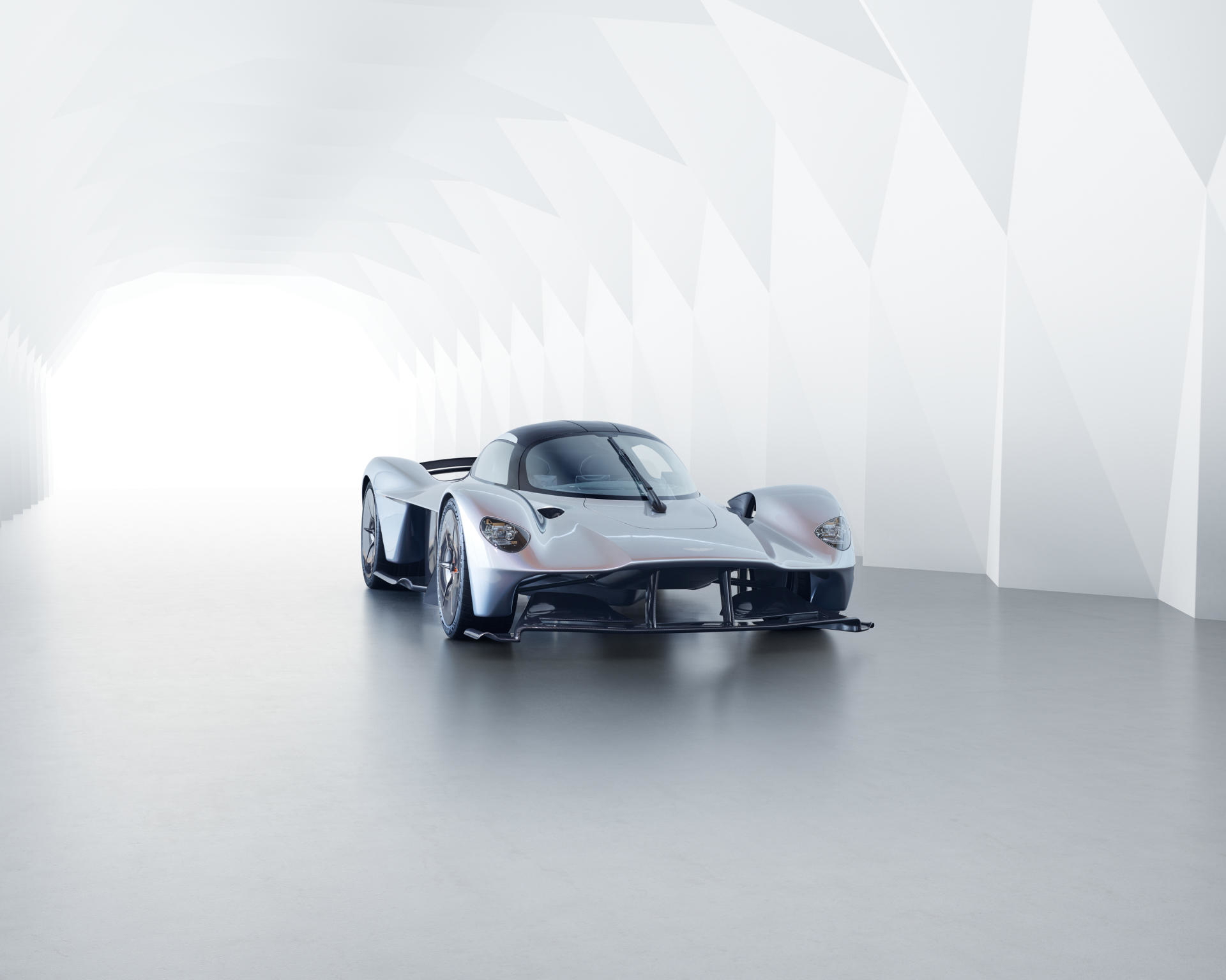 Vista delantera y lateral del impresionante Aston Martin Valkyrie en estudio.