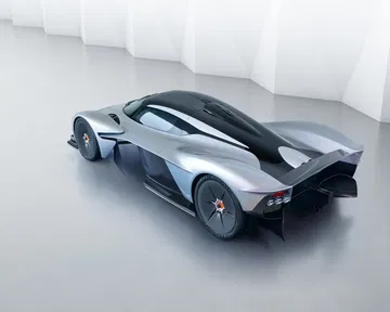 Vista lateral del Aston Martin Valkyrie destacando su aerodinámica.