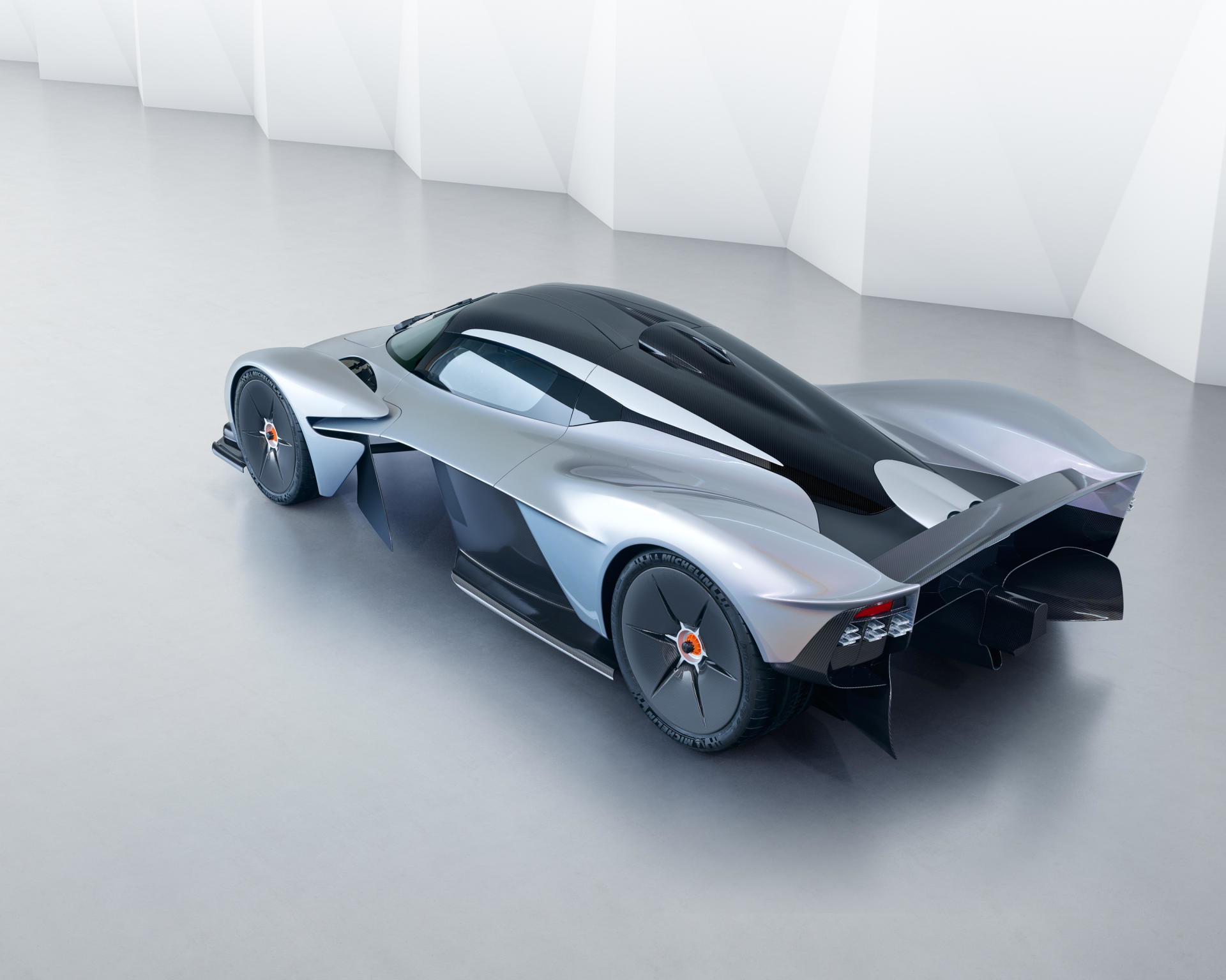 Vista lateral del Aston Martin Valkyrie destacando su aerodinámica.