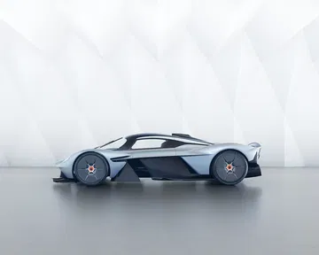 Vista lateral del Aston Martin Valkyrie, destacando su aerodinámica.