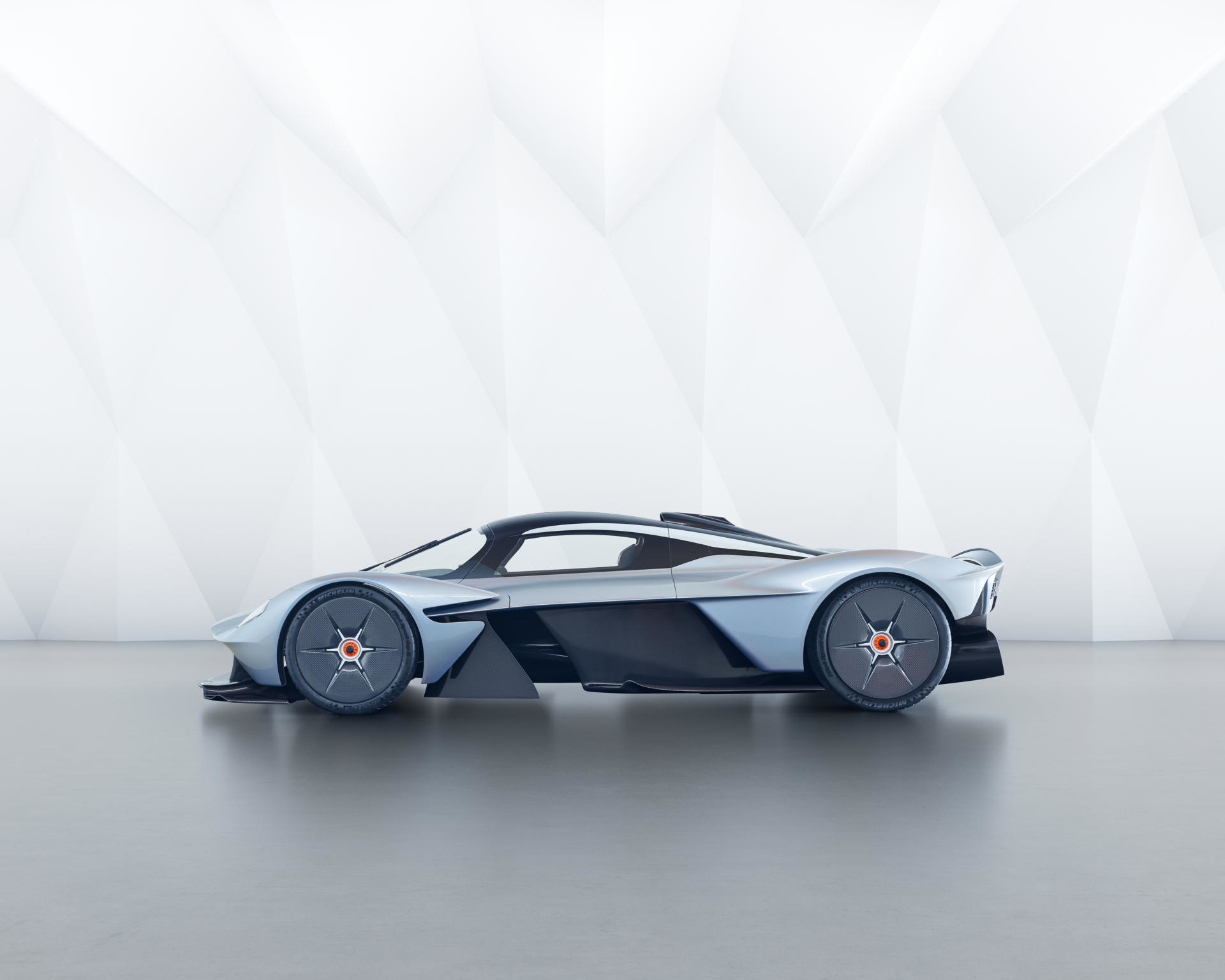 Vista lateral del Aston Martin Valkyrie, destacando su aerodinámica.