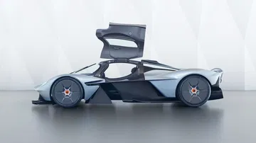 Vista lateral del Aston Martin Valkyrie con puertas de ala de gaviota abiertas