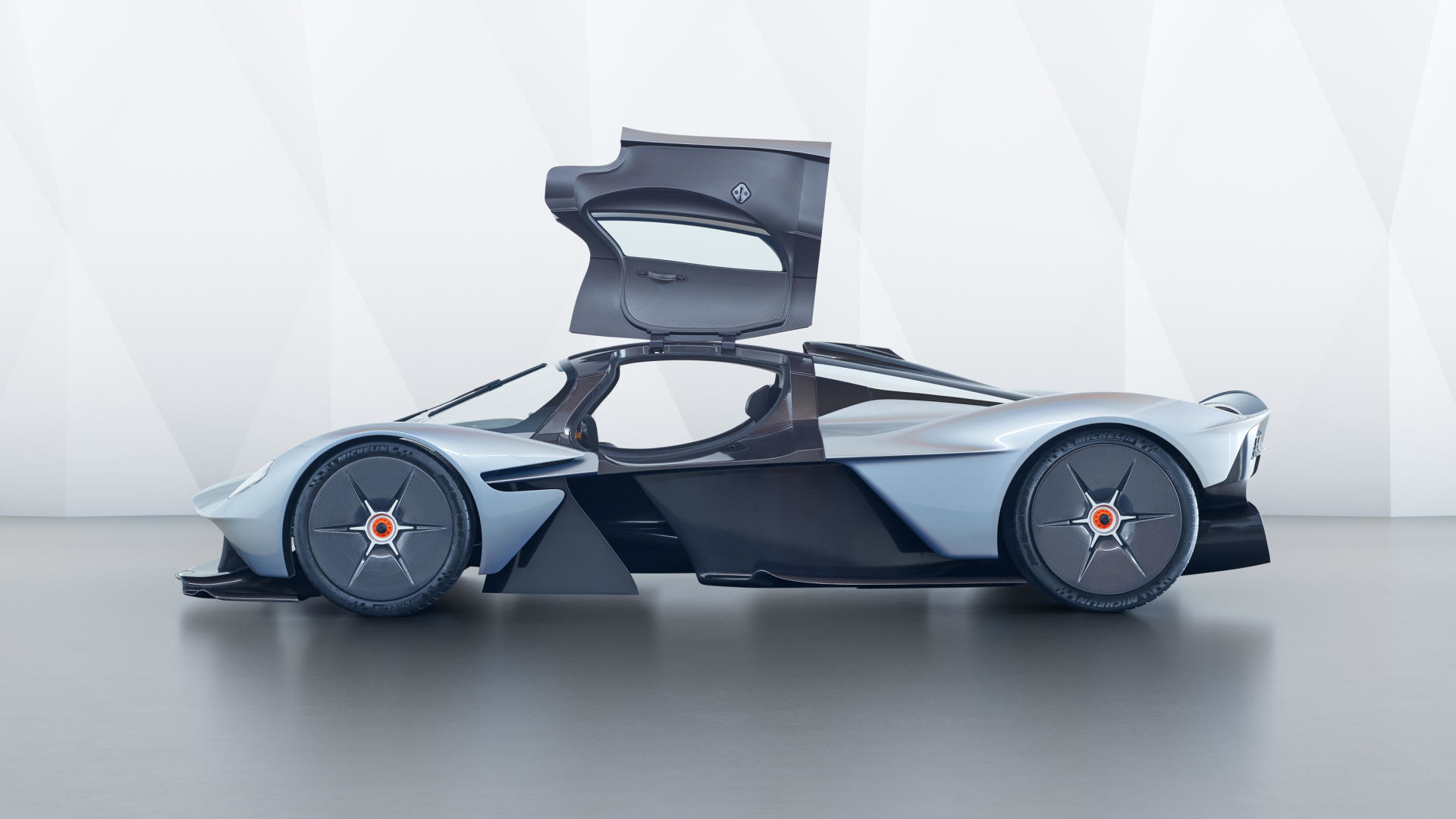 Vista lateral del Aston Martin Valkyrie con puertas de ala de gaviota abiertas