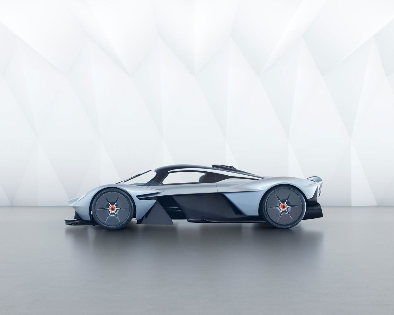 Vista lateral del Aston Martin Valkyrie destacando su diseño aerodinámico