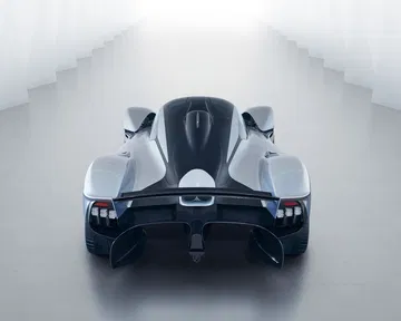 Vista trasera del Aston Martin Valkyrie destacando su aerodinámica y alerón.