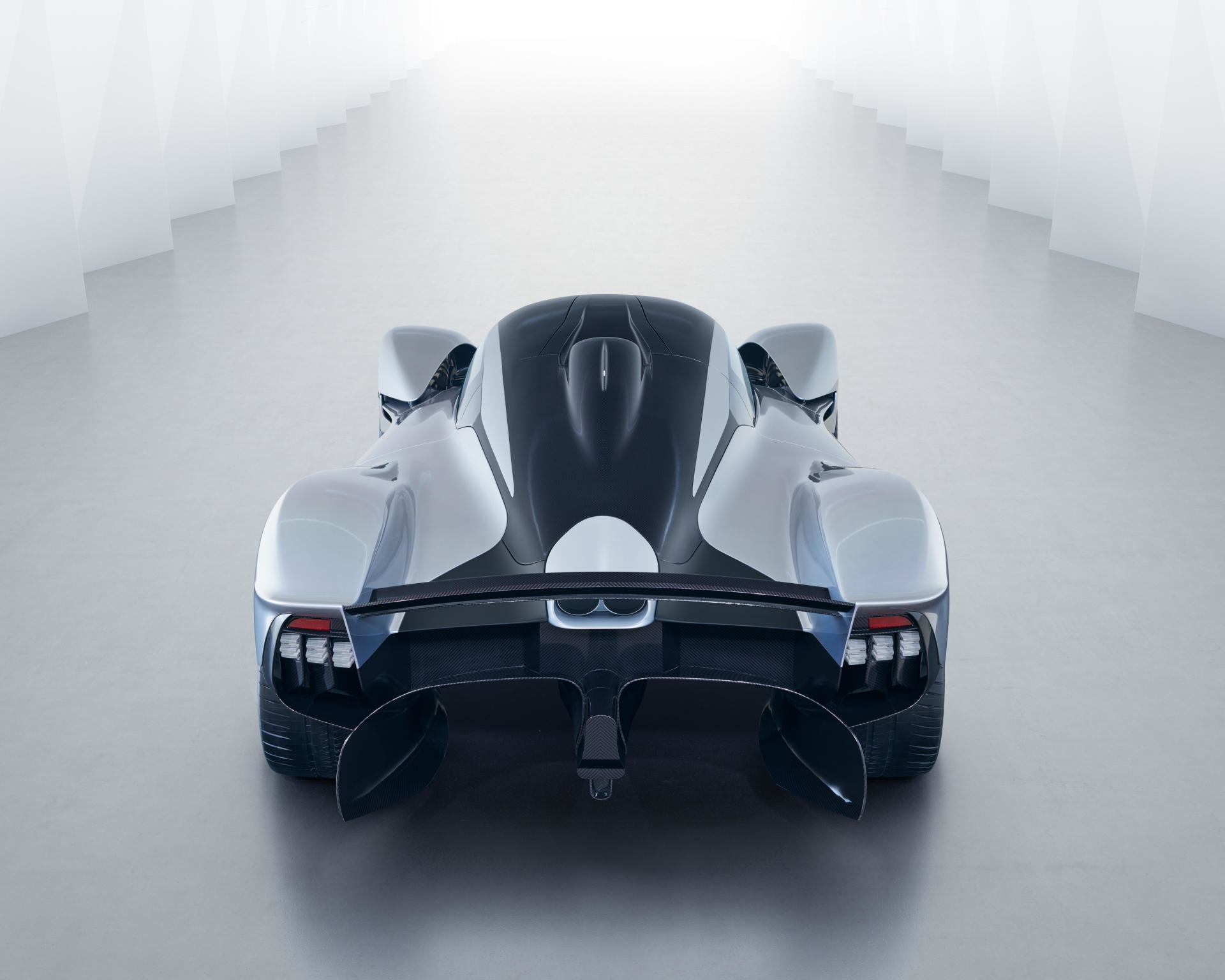 Vista trasera del Aston Martin Valkyrie destacando su aerodinámica y alerón.