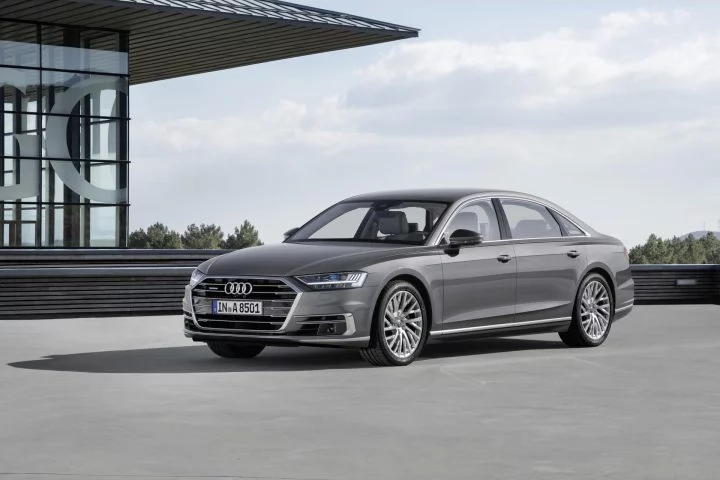 Audi A8 en su vista lateral, resaltando su perfil aerodinámico.