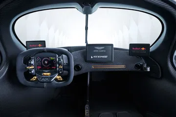 Vista del volante y su avanzada instrumentación del Aston Martin Valkyrie.