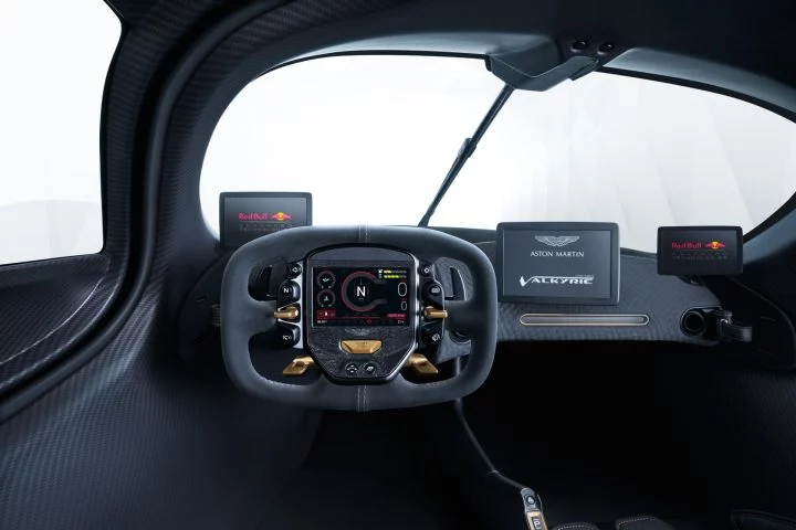 Vista del innovador volante con instrumentación digital del Aston Martin Valkyrie.