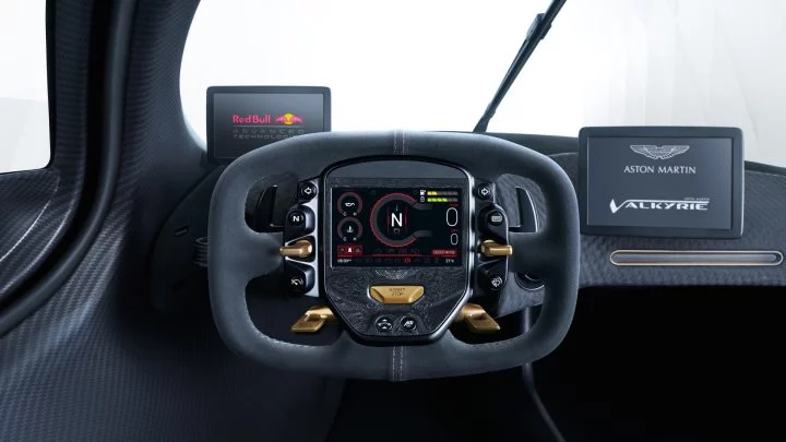 Volante multifuncional con controles integrados del Aston Martin Valkyrie.