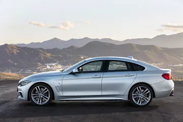 Vista lateral del BMW Serie 4, destacando su línea de coupé y elegantes llantas.