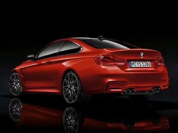 Vista trasera y lateral del BMW Serie 4 realzando su diseño deportivo