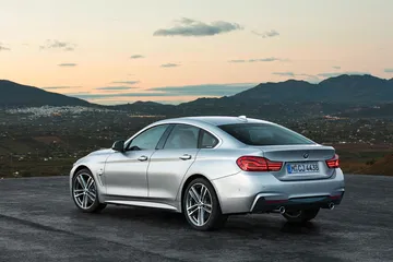 Vista trasera y lateral de un BMW Serie 4 con diseño deportivo y elegante