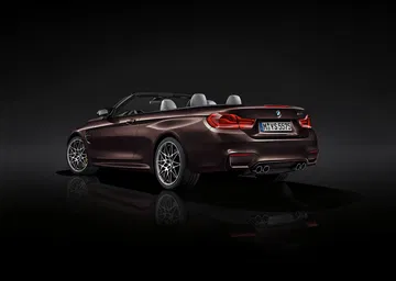 Vista trasera y lateral del BMW Serie 4 Cabrio en estudio.