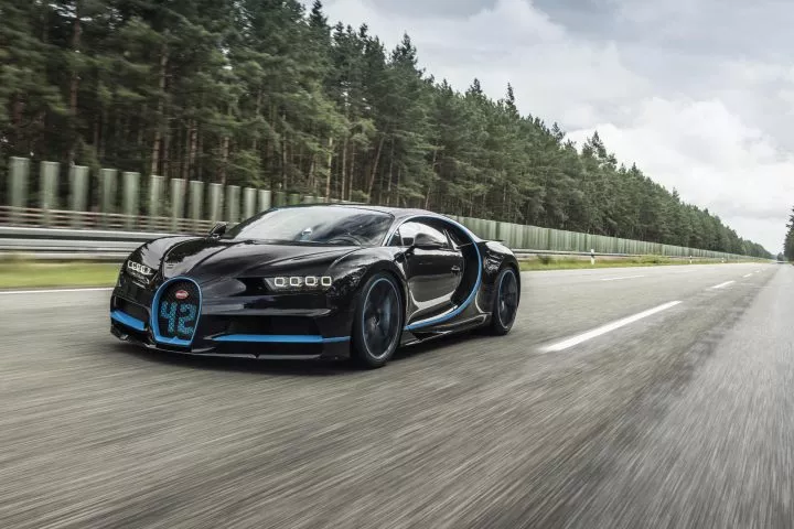 Bugatti Chiron en pista demuestra su potencia y diseño aerodinámico.