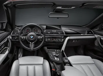 Vista de la cabina del BMW Serie 4, destacando su diseño elegante y moderno.