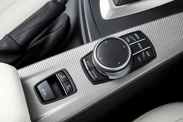 Vista cercana del iDrive Controller en un BMW Serie 4. Precisión alemana al alcance.