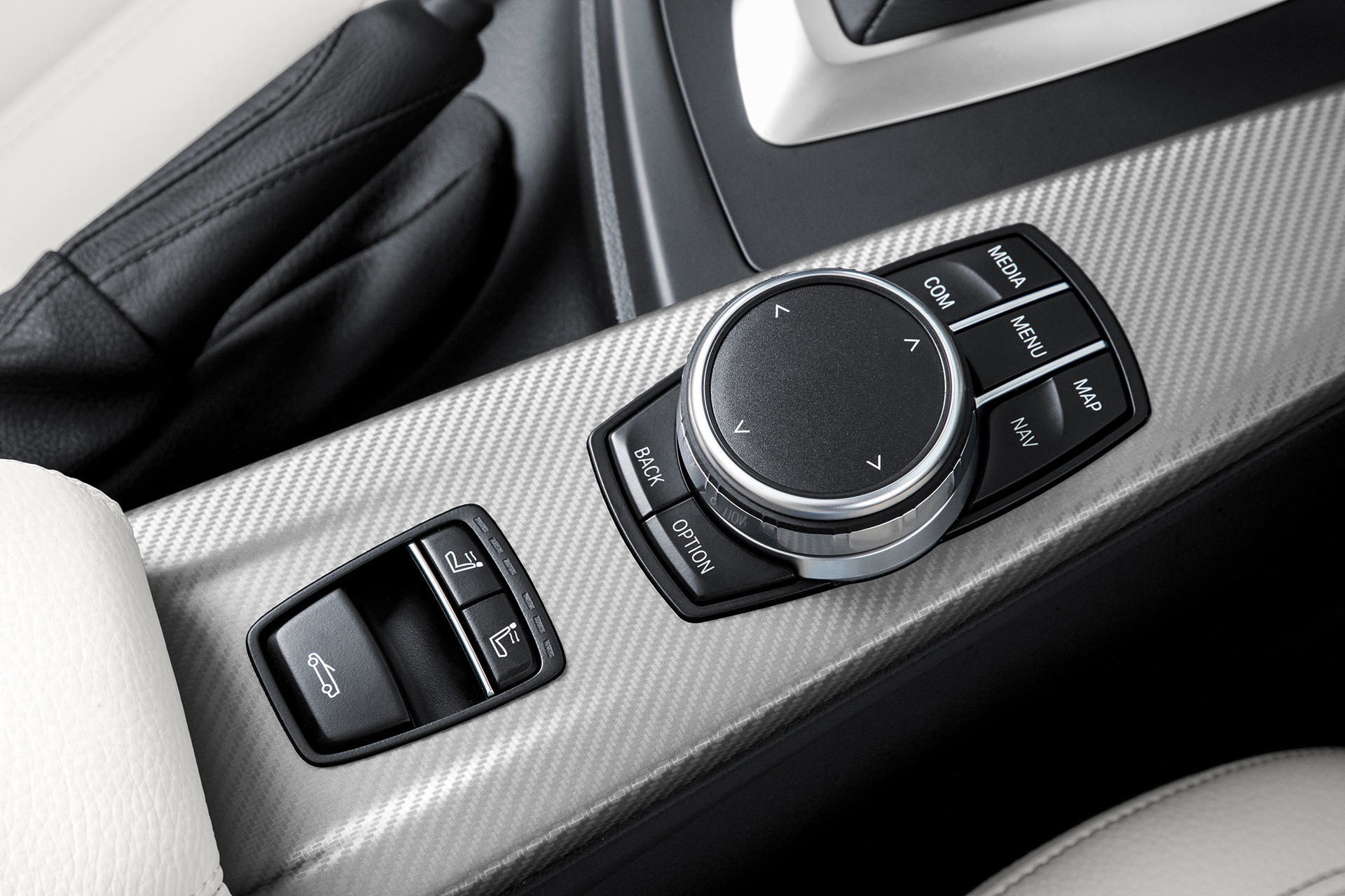 Vista cercana del iDrive Controller en un BMW Serie 4. Precisión alemana al alcance.