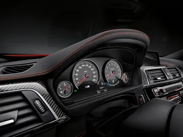 Vista detallada del cuadro de instrumentos con acabados premium.