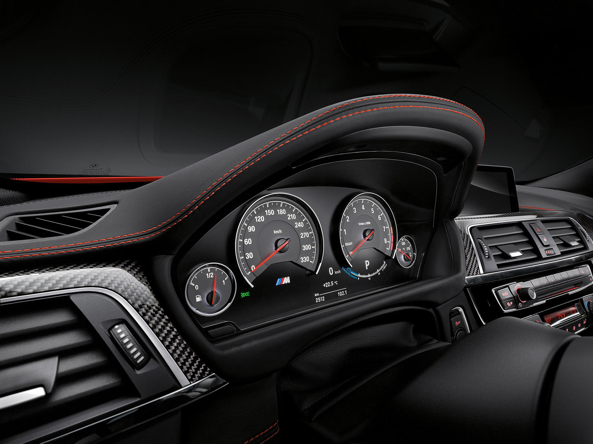 Vista detallada del cuadro de instrumentos con acabados premium.